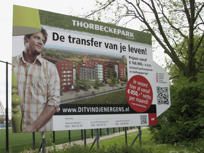 905910 Afbeelding van het grote reclamebord voor nieuw te bouwen koopwoningen in het Thorbeckepark te Utrecht.